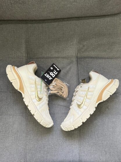 Nike Vomero (Beige)